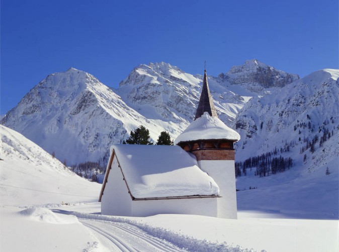 030_Schoene Aussichten Touristik-_Sertig_Kirche_Walserhuus
